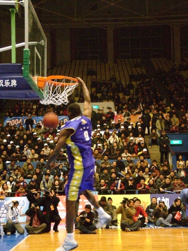 埃尔切主帅：有点同情阿隆索，对执教首年的他太苛刻这不公平（埃尔切主帅力挺阿隆索：执教首年遭过度苛责，实属不公）