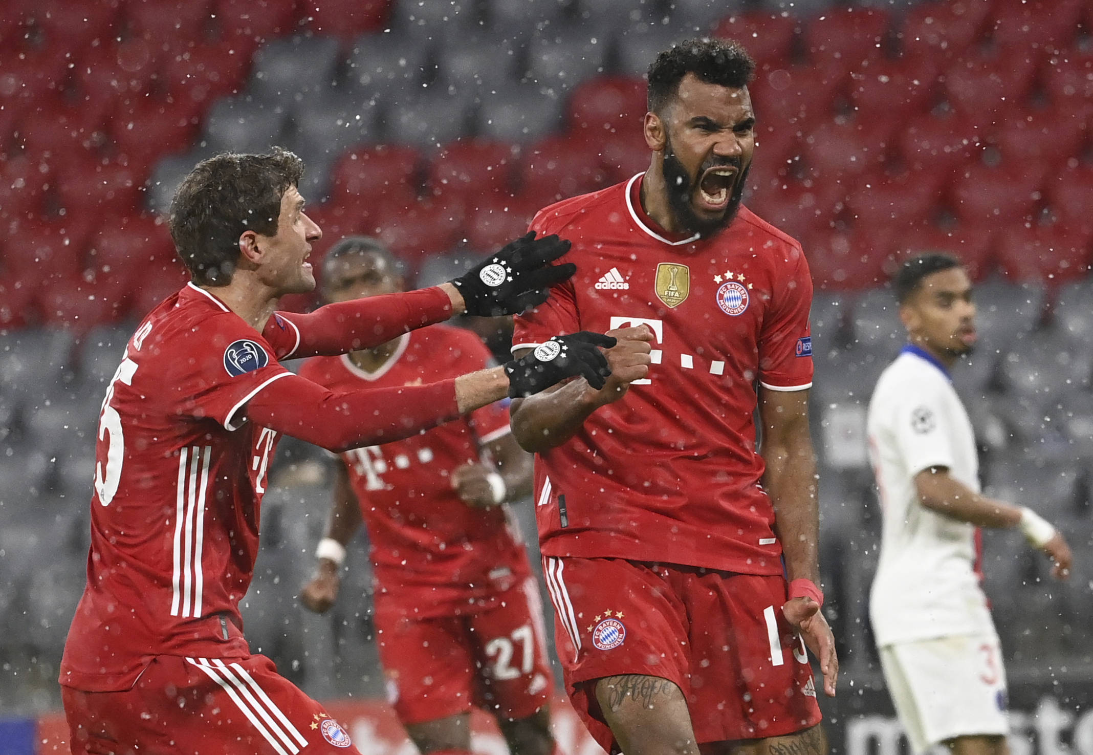 奥迪召开发布会展示2026赛季概念车，拜仁众将与车进行合影（奥迪发布会亮相2026赛季概念车，拜仁球员现场合影）