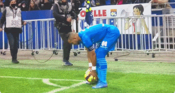 教练表情太真实笑喷球迷