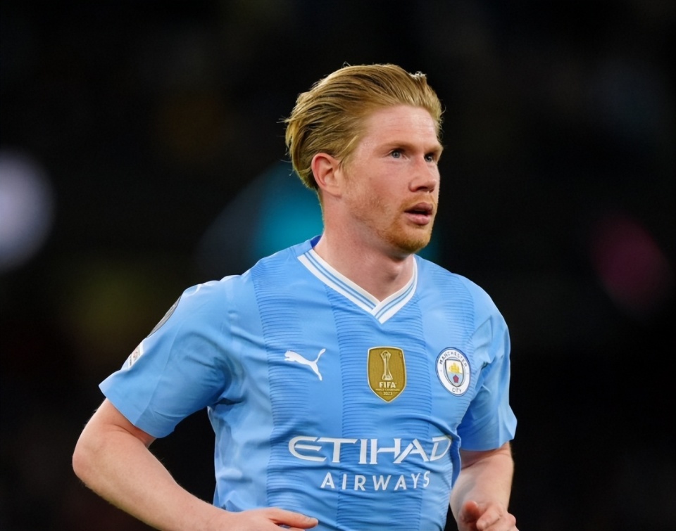 科贝记者：法兰克福球迷往巴萨球迷区投掷杂物甚至发射焰火（科贝记者称：法兰克福球迷向巴萨看台抛掷杂物并燃放焰火）