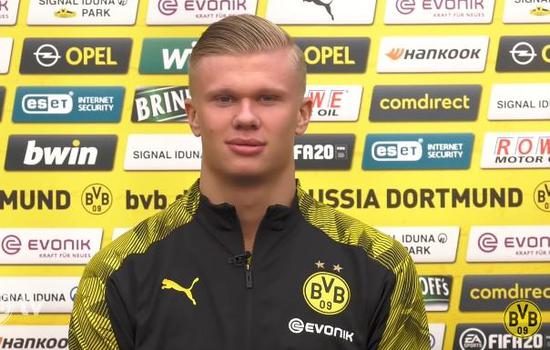 马丁内斯谈C罗肘击被罚下：那不是暴力行为，而是对挑衅的反应（马丁内斯：C罗肘击染红非暴力，只是对挑衅的回应）