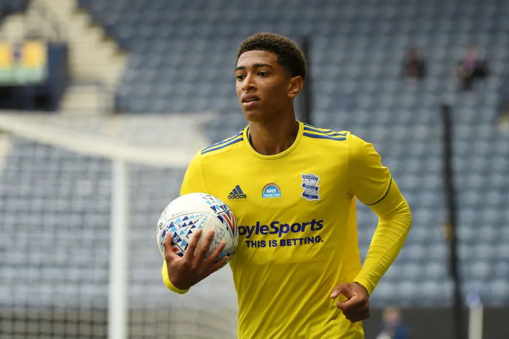 阿隆索听劝！首发拿掉1主力，皇马3-0差榜首1分，西甲2强争冠（阿隆索改阵见效！首发弃用一主力，皇马3-0追至仅差1分，西甲双雄争冠）