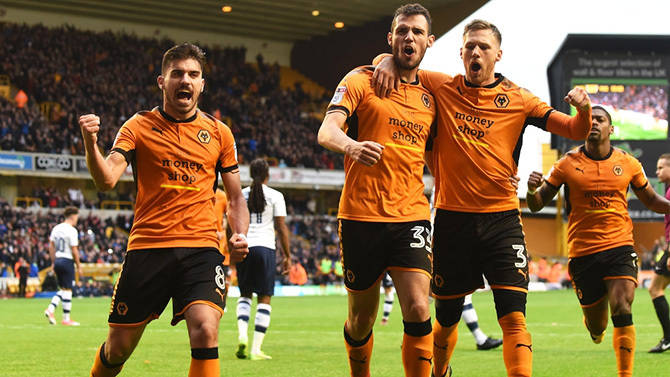 逆天倒勾！40岁C罗一飞冲天：队友对手都看傻了 梦回7年前那一晚（40岁C罗再现惊世倒钩！腾空一击震慑全场，恍若回到七年前那夜）