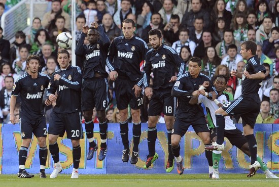 欧联4-0，穆帅前东家完胜挪超劲旅+5轮不败，塔利斯卡无敌帽子戏法（欧联4-0！穆帅旧主横扫挪超强敌，豪取5场不败，塔利斯卡戴帽统治全场）