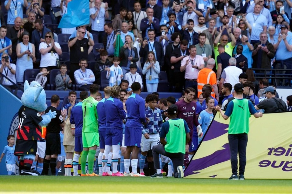 曼晚：曼联有信心在出售“弃将小队”前为引进谢什科提供资金（曼晚：曼联相信无需等卖“弃将小队”也能为引进谢什科筹措资金）